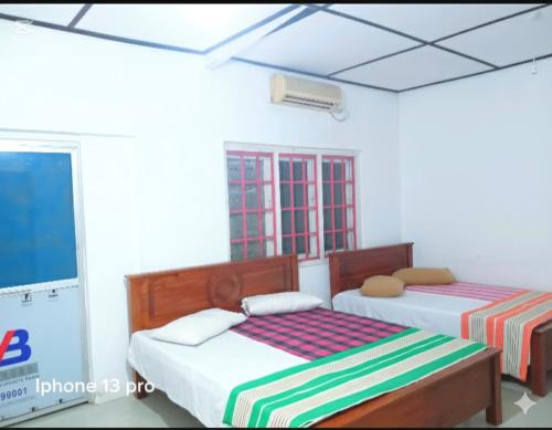 Habitación con 2 camas y TV. en NK Hotel and Restaurant, en Matale