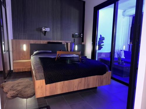 une chambre avec un grand lit avec une tête de lit en bois dans l'établissement Appartement moderne & cosy - proche des plages, à Fréjus