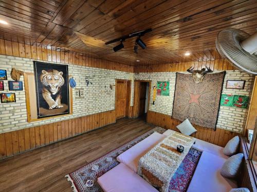 Manasau Resort hunza في هنزه: غرفة معيشة مع أريكة وصورة نمرة