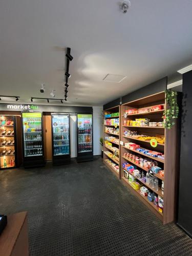 Σούπερ μάρκετ ή άλλα καταστήματα σε αυτό το διαμέρισμα ή εκεί κοντά