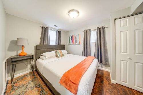 Postel nebo postele na pokoji v ubytování Walk to Shore! Family Home By Lake Erie with Bikes