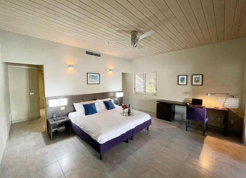 Postel nebo postele na pokoji v ubytování Perfectly positioned in English Hbr !