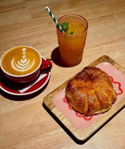 ポルトにあるLíbere Porto Laranjaisのコーヒーとペストリーを楽しめるテーブル