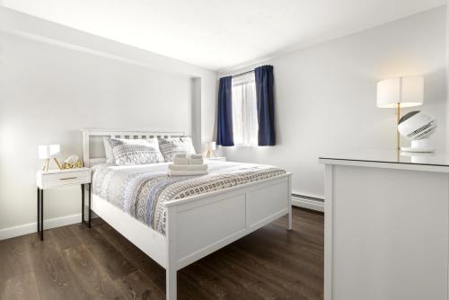 Postel nebo postele na pokoji v ubytování Chic & Spacious 2BR at Stampede with Parking, AC