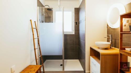 a shower with a glass door in a bathroom at Sanguinet - Élégante maison pour 6 personnes PMR in Sanguinet
