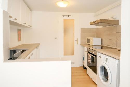 Η κουζίνα ή μικρή κουζίνα στο Renovated apartment near Büdingen with single beds