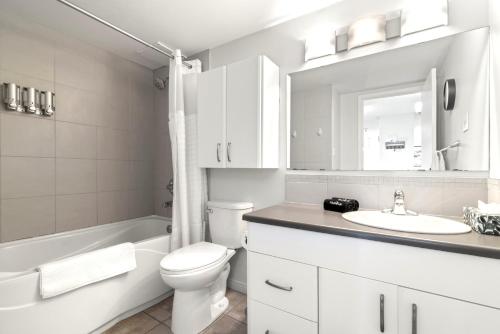 Koupelna v ubytování Chic & Spacious 2BR at Stampede with Parking, AC