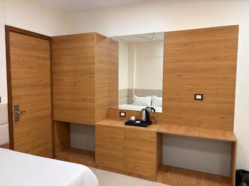 1 dormitorio con cama y tocador con espejo en Shri Radha Krishnam, en Barsāna