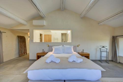 Кровать или кровати в номере Chambres d'hôte Le Mas Laurent