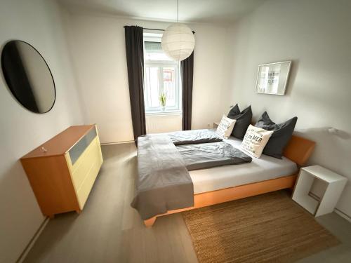 a small bedroom with a bed and a mirror at Schmuckstück an der Wormser Stadtmauer in Worms