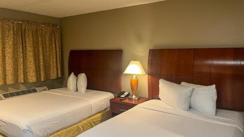 Postel nebo postele na pokoji v ubytování Studio 6 Victorville, CA Civic Center Route 66