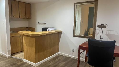 Kuchyň nebo kuchyňský kout v ubytování Studio 6 Victorville, CA Civic Center Route 66