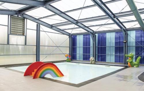 Πισίνα στο ή κοντά στο Rustig huis op park in Overijssel