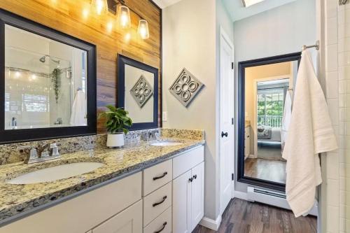 un baño con lavabo y espejo en Designer home sleeps 10 winter water views, en South Portland