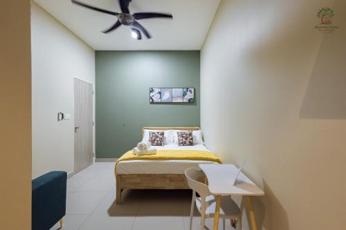 En eller flere senge i et værelse på Ruang Temu Homestay Seremban