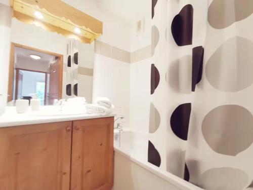 ein Badezimmer mit Waschbecken und Spiegel in der Unterkunft Grand Panorama in Saint-Gervais-les-Bains