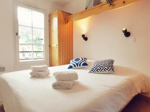 ein Schlafzimmer mit einem weißen Bett mit Handtüchern darauf in der Unterkunft Grand Panorama in Saint-Gervais-les-Bains