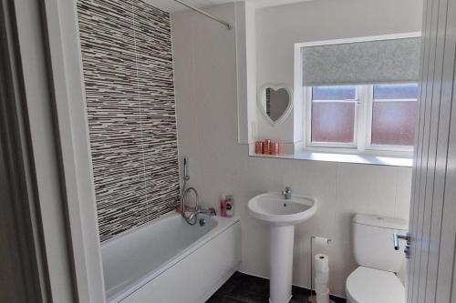 Ένα μπάνιο στο Peterborough - House - Sleeps 8 - Parking - Garden