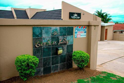 Et logo, certifikat, skilt eller en pris der bliver vist frem på Sunshine Lodge