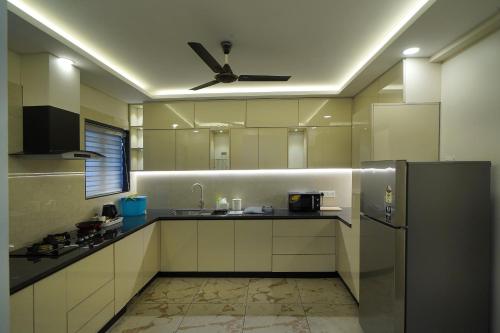 Køkken eller tekøkken på THOPPIL LAKE RESIDENCY Inn