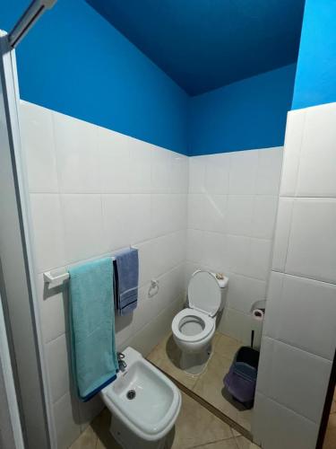 a bathroom with a toilet and a blue ceiling at Tropical Breeze Holidays in Santa Maria