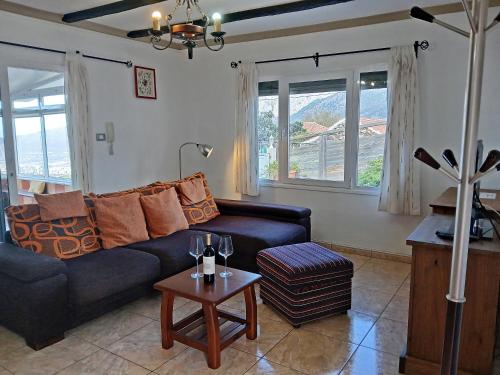 埃尔帕索Bungalow Los Guanches 3的客厅里有一张沙发和一张桌子。