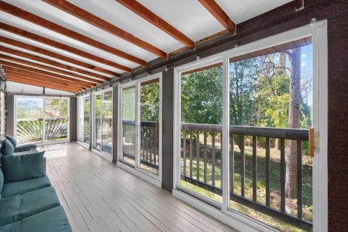 Μπαλκόνι ή βεράντα στο Cabin w River Access Fire Pit Grill WiFi & More