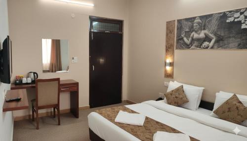 TV a/nebo společenská místnost v ubytování Vivek Srishti Resort- Near Ram Mandir Ayodhya