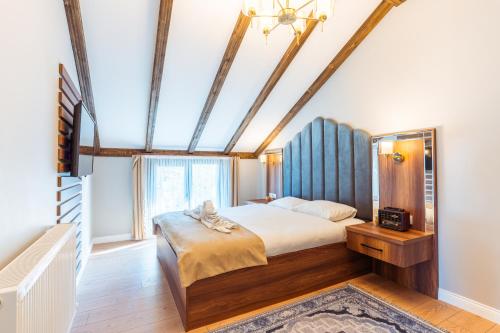 Giường trong phòng chung tại POISON GARDEN SUİTE