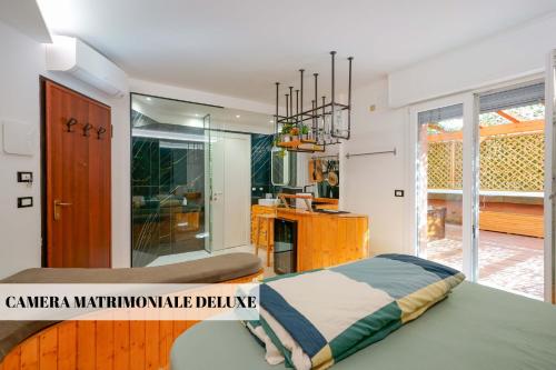 ボローニャにあるYacht Club - Bolognaの窓のある部屋にベッドのある寝室