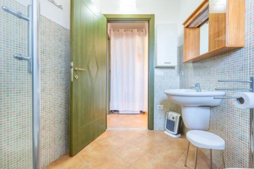 une salle de bains avec lavabo et toilettes dans l'établissement GF Apartments Li Seddi, à Badesi