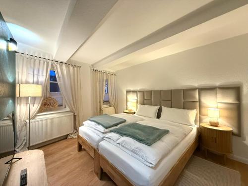 En eller flere senge i et værelse på Großzügige Maisonette-Ferienwohnung im Herzen von Celle mit einem tollen Stadtblick