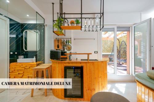 ボローニャにあるYacht Club - Bolognaのリビングルーム(木製カウンター、テーブル付)