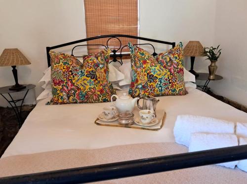 Postel nebo postele na pokoji v ubytování Cypress Cottage at 80 Donkin