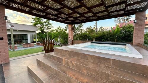 una piscina en un patio con pérgola en Pousada Salto Donner, en Rio Forcação