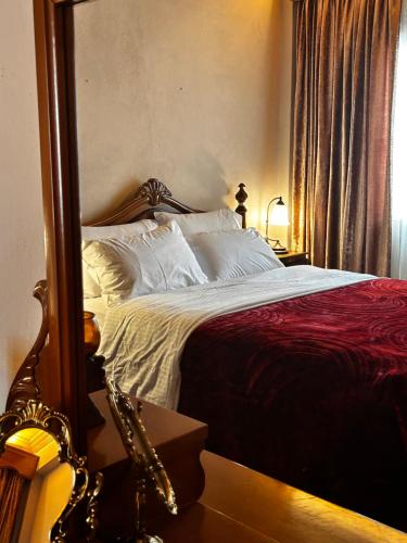 Un pat sau paturi într-o cameră la MetsoVillas στο κέντρο του Μετσόβου