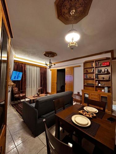 Un televizor și/sau centru de divertisment la MetsoVillas στο κέντρο του Μετσόβου