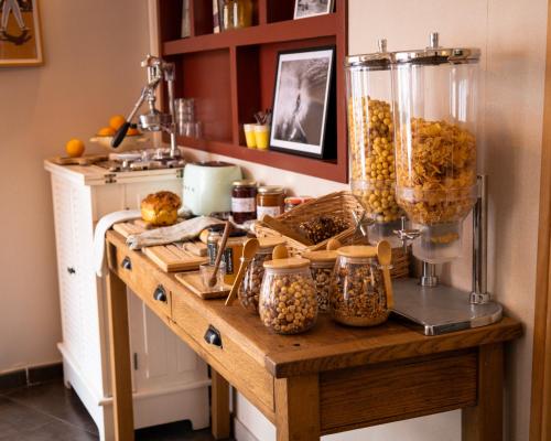 サン・ジャン・ド・リュズにあるMosaik hotelのキッチンカウンター(食品入り)