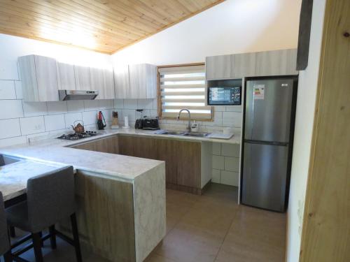 Una cocina o cocineta en Cabaña O'Higgins