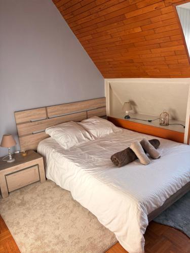 Un dormitorio con una cama grande con dos toallas encima. en Studio, en Pleuven