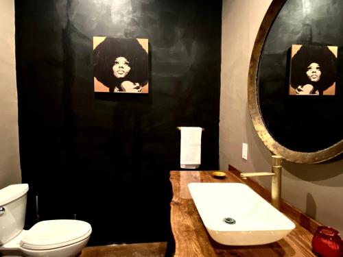 Koupelna v ubytování Casa Shangri-La - Eclectic Tiny House in the Heart of Terlingua near BBNP