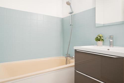 une salle de bains avec lavabo et baignoire dans l'établissement Charmant studio climatisé 24 m2 terrasse à 100m de la plage, à Saint-Mandrier-sur-Mer