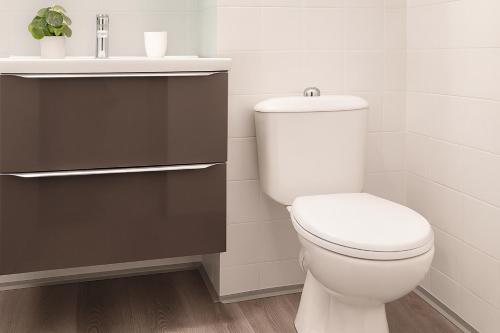 une salle de bain avec des toilettes blanches et un lavabo dans l'établissement Charmant studio climatisé 24 m2 terrasse à 100m de la plage, à Saint-Mandrier-sur-Mer