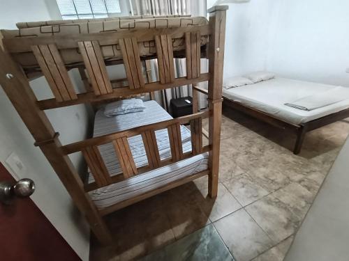 MaizalにあるApartamentos en Sabanilla, Colombia -Tu Escapada Ideal!の部屋に二段ベッドがいくつかある