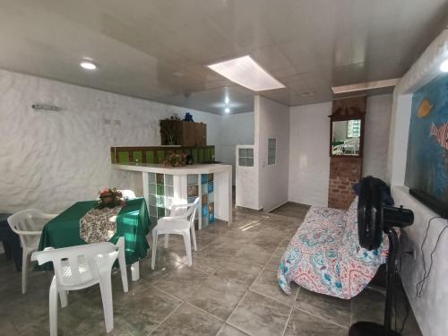 MaizalにあるApartamentos en Sabanilla, Colombia -Tu Escapada Ideal!のテーブルと椅子、カメラが備わる部屋