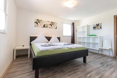 una camera da letto con un letto grande in una stanza di FeWo Brombachsee Stirn a Pleinfeld