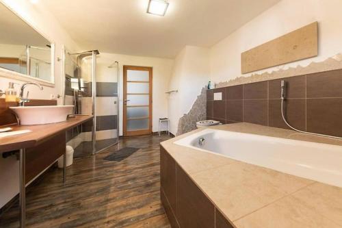 un ampio bagno con grande vasca e lavandino di FeWo Brombachsee Stirn a Pleinfeld