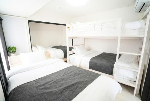 Postel nebo postele na pokoji v ubytování 一棟貸しの宿いとんちゅ