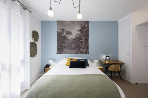 Una cama o camas en una habitación de MAISON SAINT CHARLES - ASSOCIATION HABITAT et HUMANISME ILE DE FRANCE