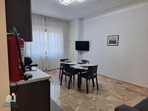 Una televisión o centro de entretenimiento en A Casa di Nonna Lidia